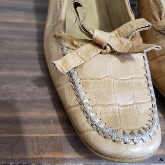 Stuart Weitzman Leather Alligator Nude Kitten Heel Bow Pumps 8 - Picture 5 of 12